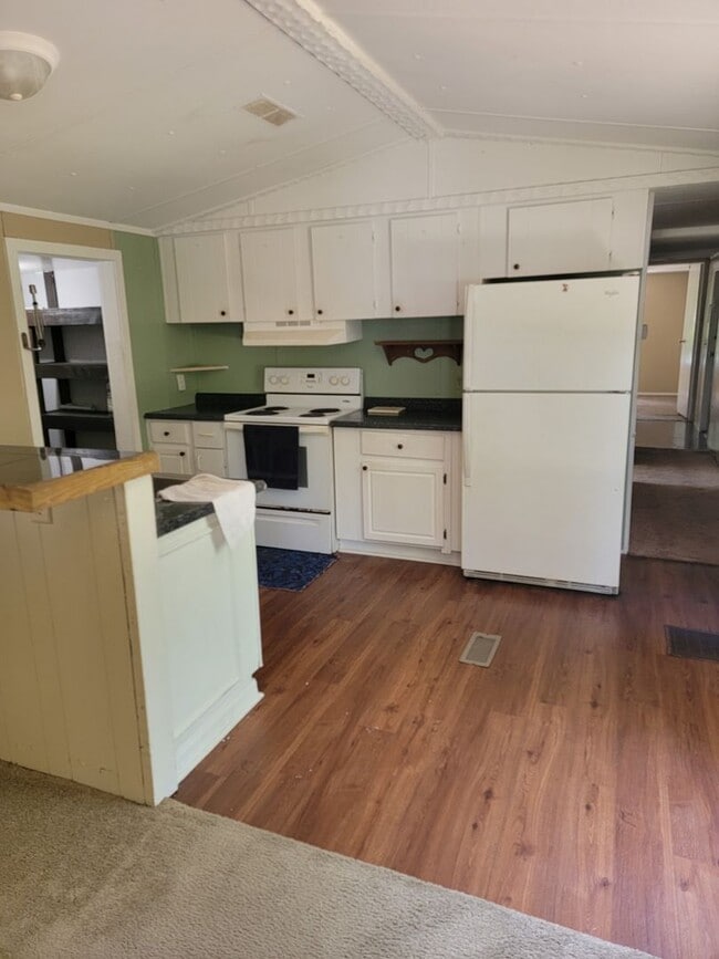 Building Photo - 203 Powerline Rd