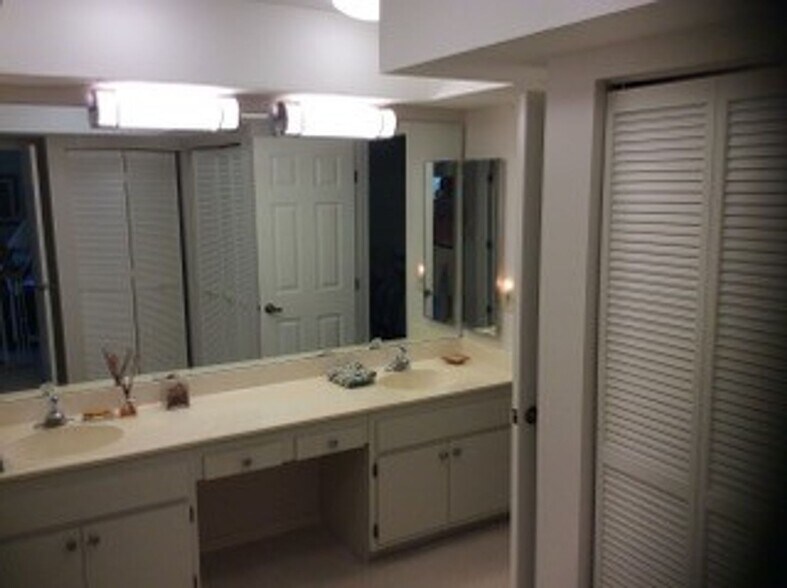 Building Photo - Rose Garden Furnished Unit Available May - Nov