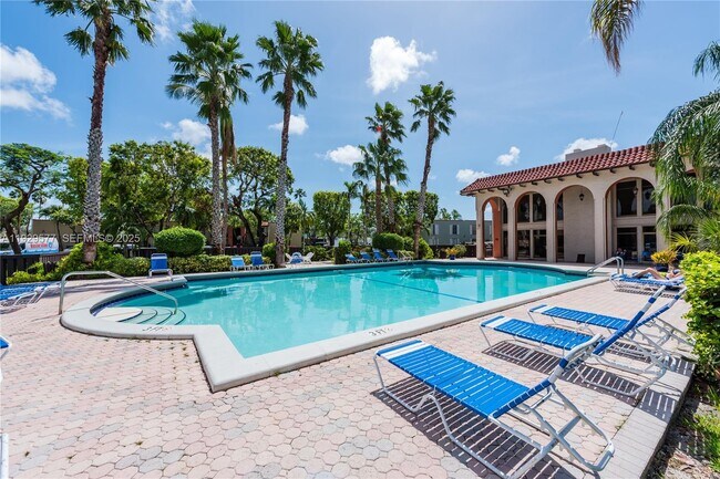 Building Photo - 10784 N Kendall Dr