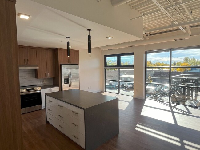 Building Photo - 2Bed/2Bath Luxury Loft Style Condo in Old ...