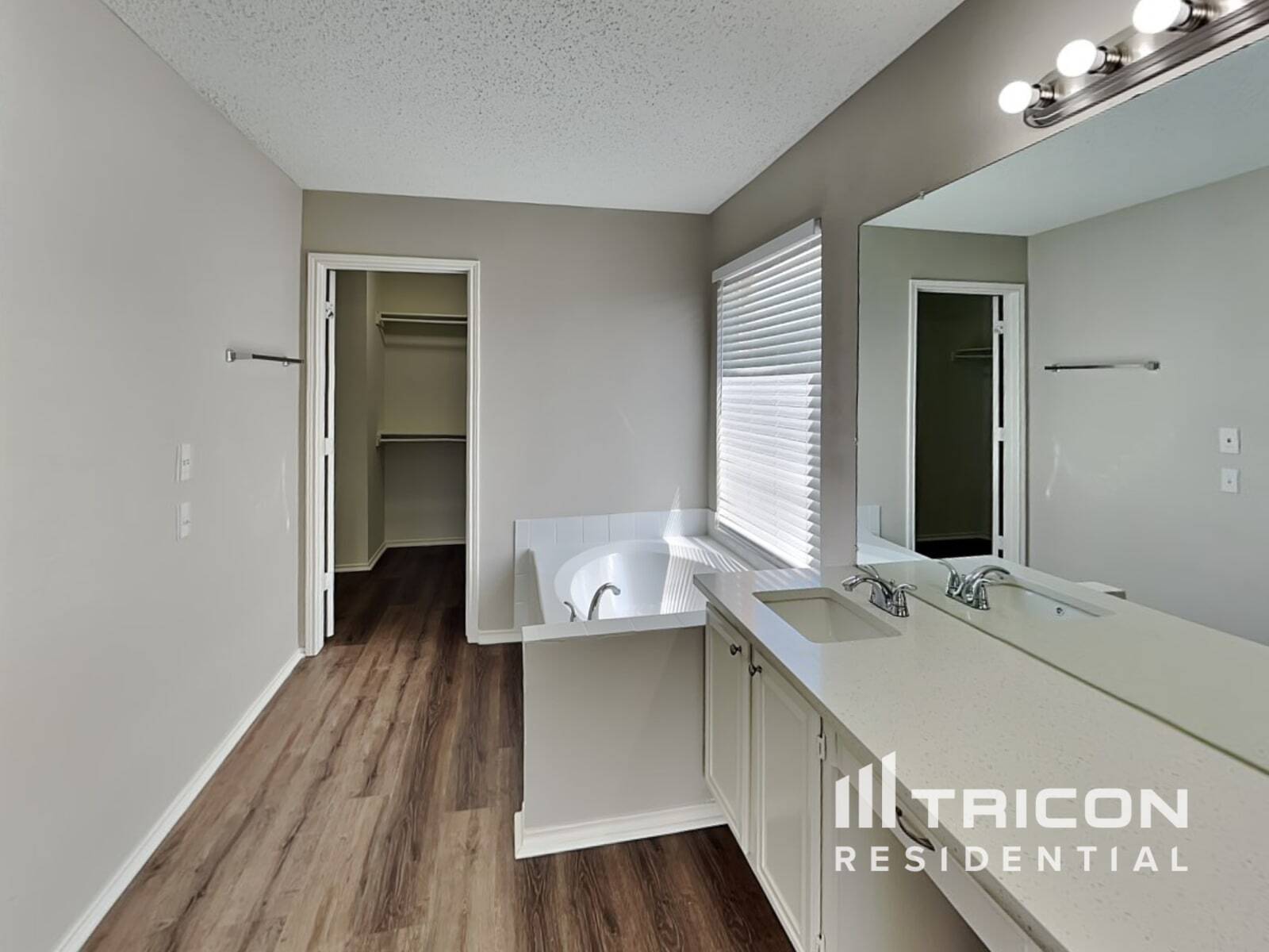 Building Photo - 5320 Tennis Villa Dr