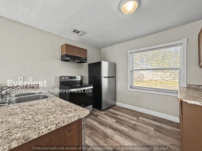 Building Photo - 4 Bed, 2 Bath Home with Off-Street Parking / Pet-Friendly / Available Now!