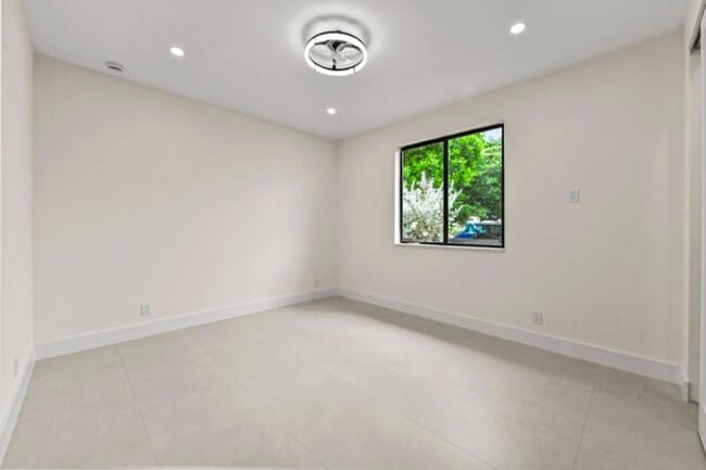 Building Photo - 621 NW 42nd Ave