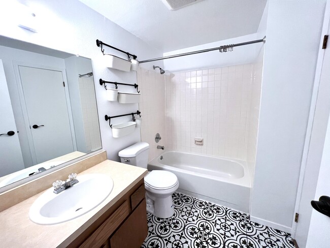 Building Photo - 3316 Riverside Dr