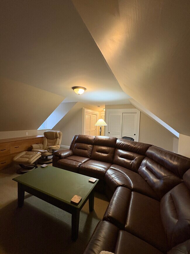 upstairs - 69 Middle St