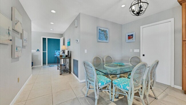 Building Photo - 830 Coronado Dr