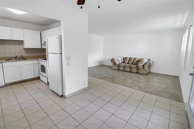 Building Photo - 580 Normandy Ln