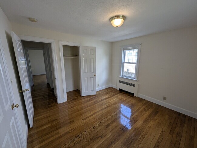 Building Photo - Charming 1st Floor Apartment in Convenient...