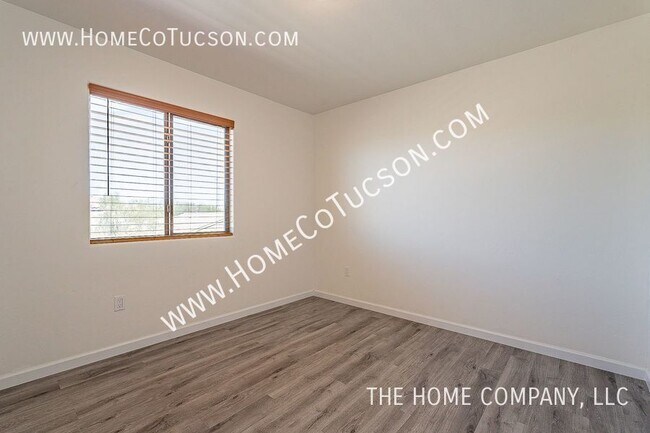 Building Photo - 6645 E Gehrig Ln