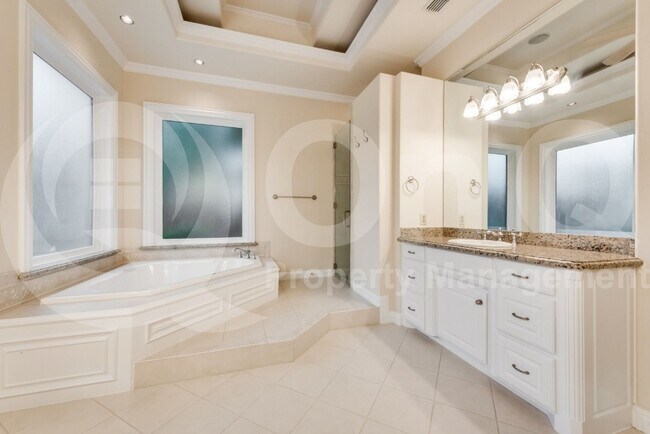 Building Photo - 5224 Longvue Dr