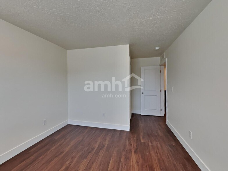 Building Photo - 3087 N Vigo Ave