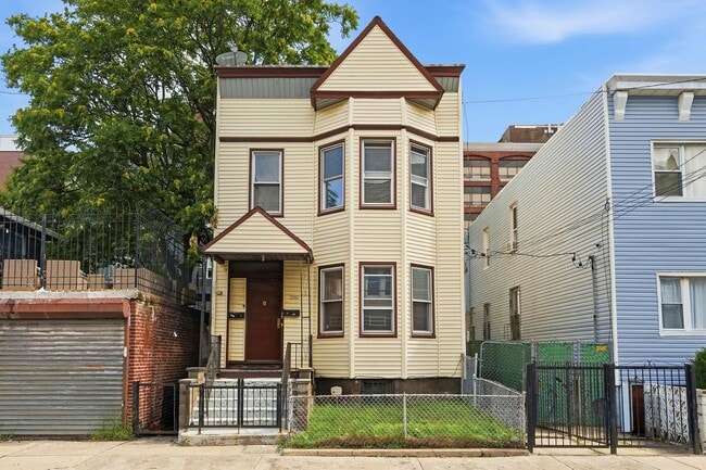 Building Photo - 290 Grant Ave