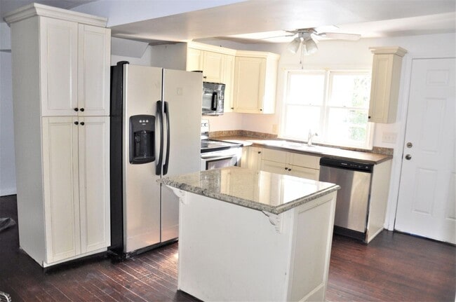 Building Photo - 35 Bogard St