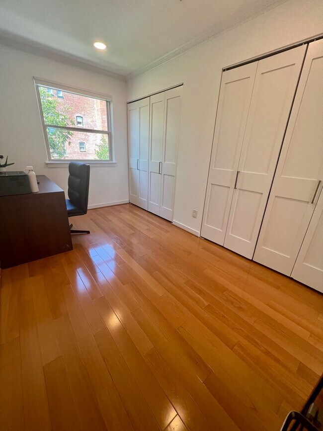 Building Photo - Luxurious 3-Bedroom Townhome in Fairmount!...