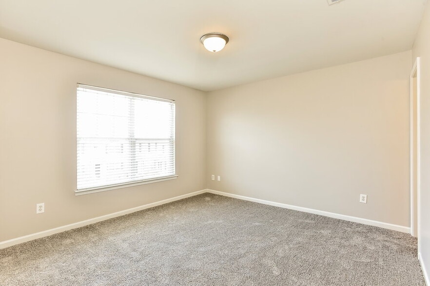 Building Photo - 8043 Logan Dr