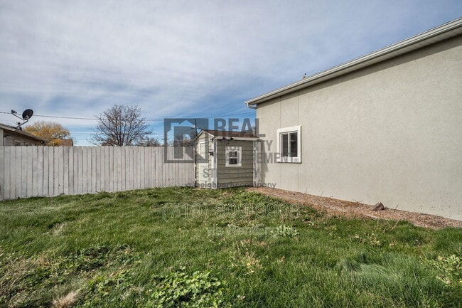 Building Photo - 903 W 15th St