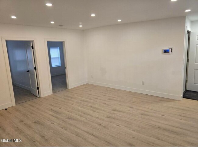 Building Photo - 31 Van Zandt St