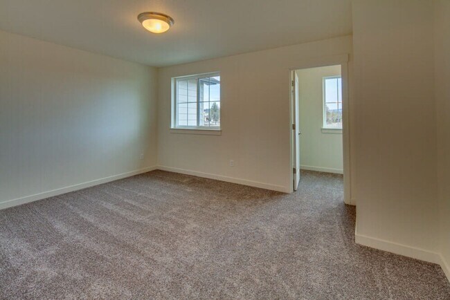 Building Photo - End unit Pahlish Townhome!