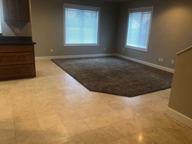 Building Photo - Newer 3 bedrooms 2.5 bathroom townhouse! MOVE IN SPECIAL!