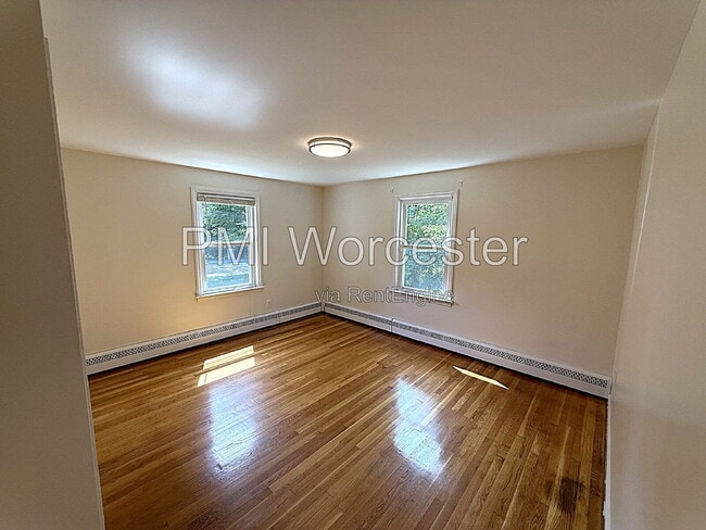 Building Photo - 122 Crescent St