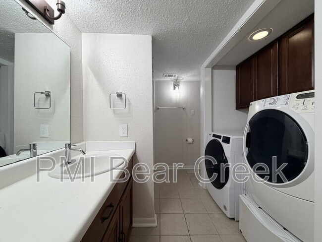 Building Photo - 3045 Walnut Bend Ln