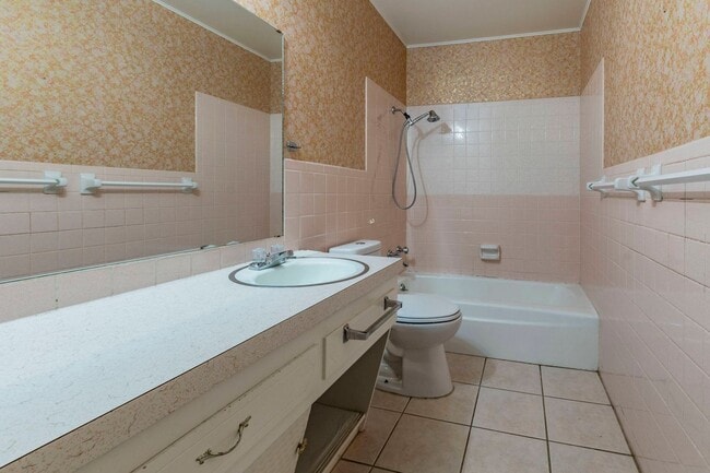 Building Photo - 4 Bed 3 Bath Brick Home with Fenced Yard