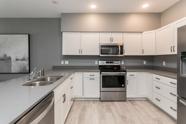 Building Photo - Fully Furnished Townhome Blocks Away From Downtown