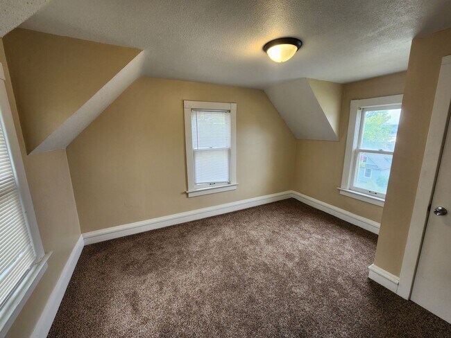 Building Photo - 603 Leclaire St