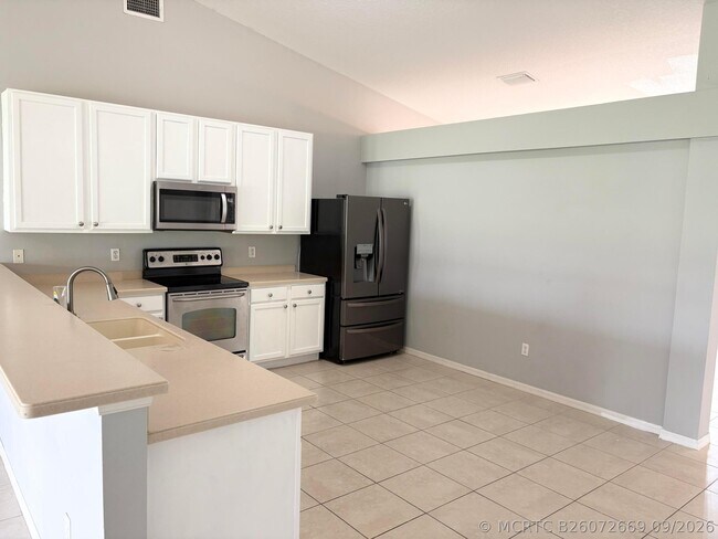 Building Photo - 2182 SW Idaho Ln