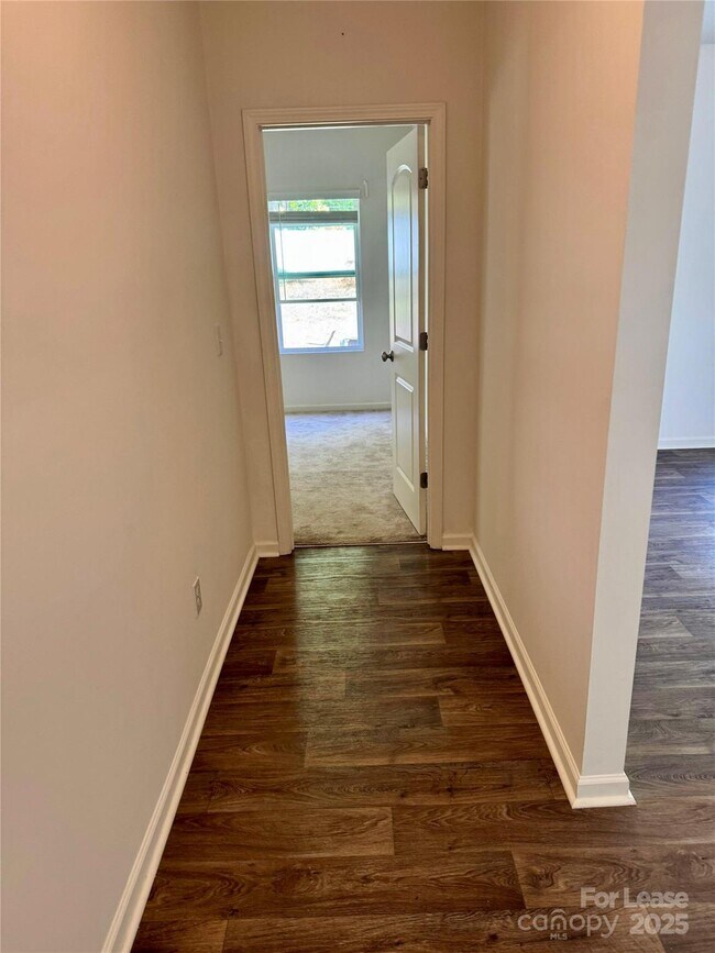 Building Photo - 5125 Saddleback Dr