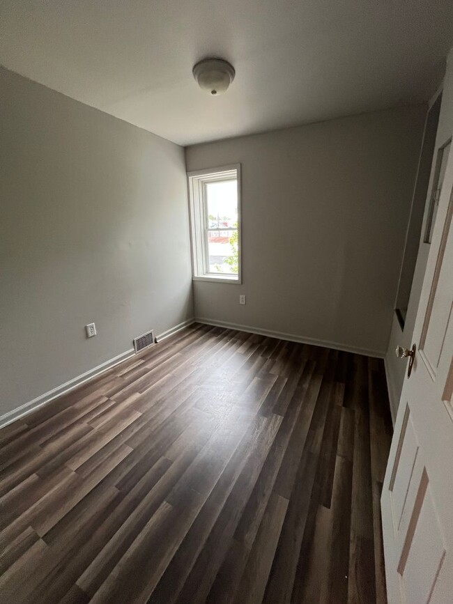 Building Photo - 2 Bedroom updated townhouse w/off Street p...