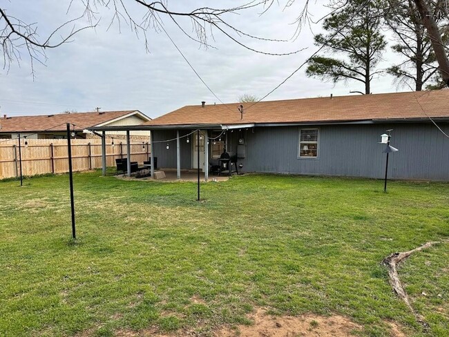 Building Photo - 2119 Selma Dr