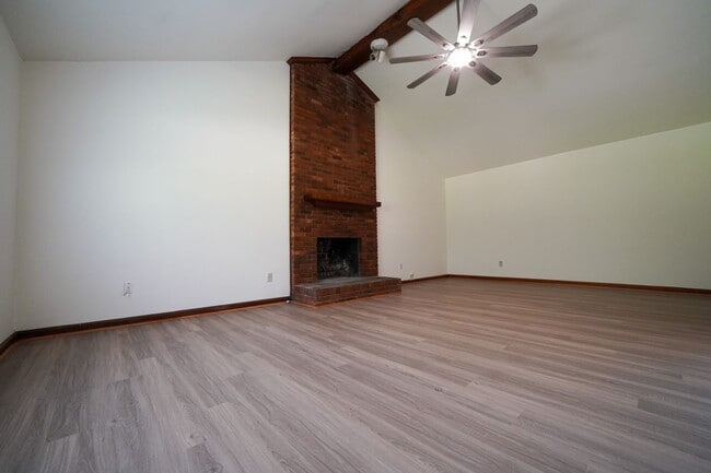 Building Photo - UNCC Area.  2 story 4 BR 2 1/2 BA Large Fe...