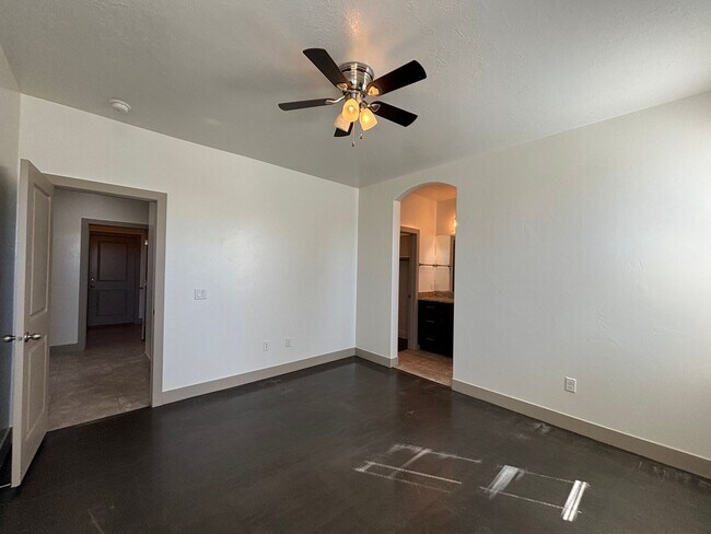 Building Photo - SPACIOUS HOME FOR RENT!