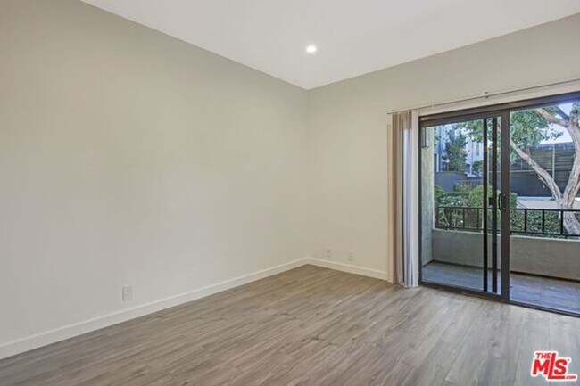 Building Photo - Stunning Playa del Rey Condo Awaits You!