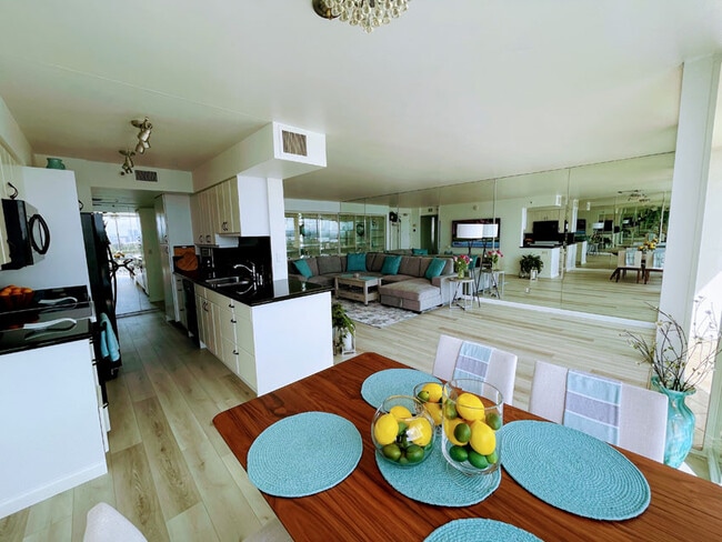 Roomy home - 1710 Avenida Del Mundo