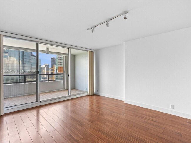 Building Photo - 1541 Brickell Ave
