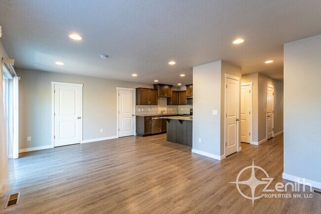 Building Photo - 7415 NE 136th Ave