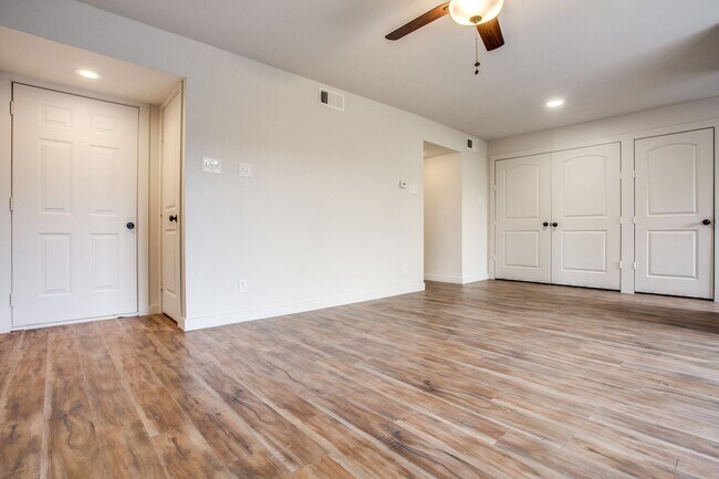 Building Photo - Creekside Condominumums Unit 33