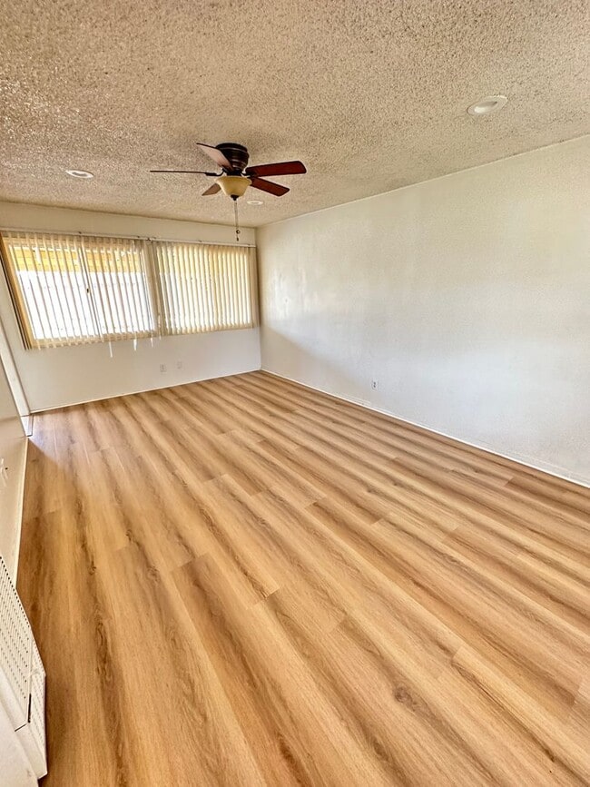 Building Photo - Beautiful House 3RB/1BA Single Family Home with 2 Car Garage & Large Fenced Backyard.