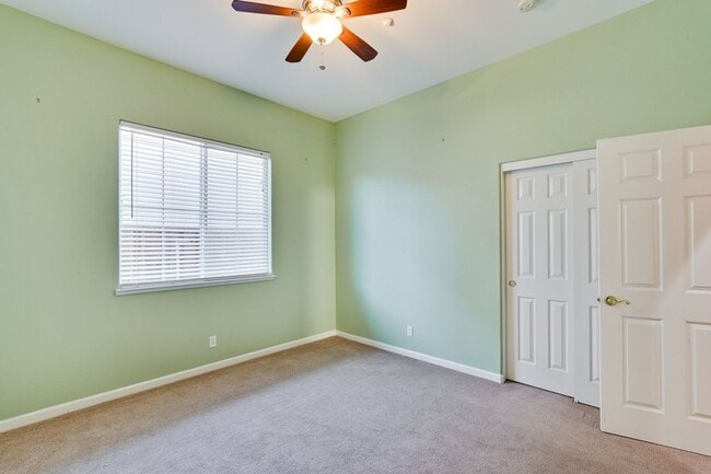 Building Photo - Spacious 3 Bedroom, 2 Bathroom Home with D...