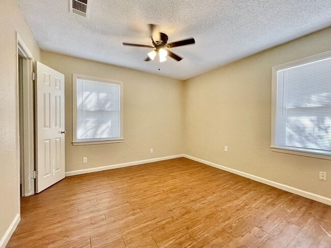 Building Photo - Charming 2 bedroom, 1 bath home with carpo...