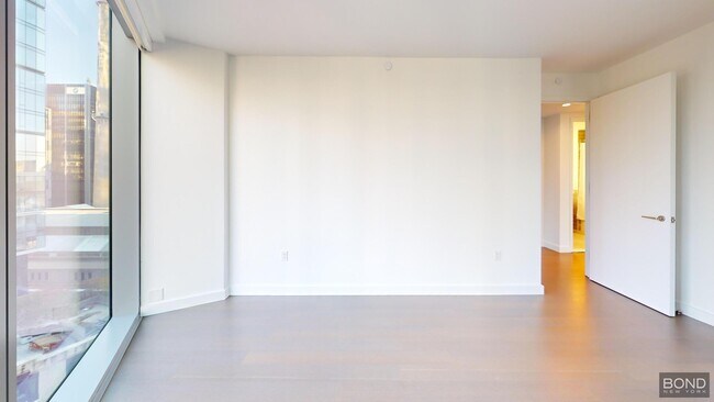 Building Photo - 635 W 59th St