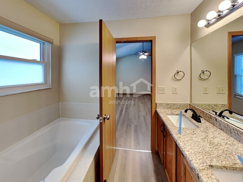 Building Photo - 254 Oxford Dr SW