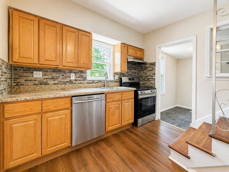 Building Photo - 161 Lincoln Ave