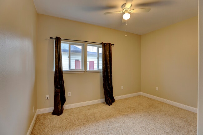 Building Photo - 628 Gladstone St