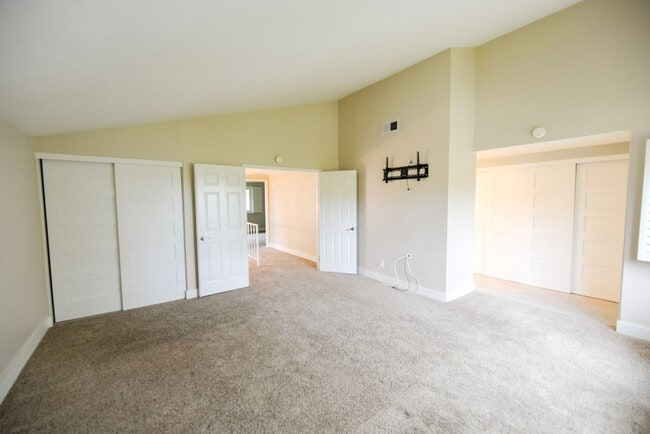 Building Photo - Fully Remodeled unit in the beautiful gate...