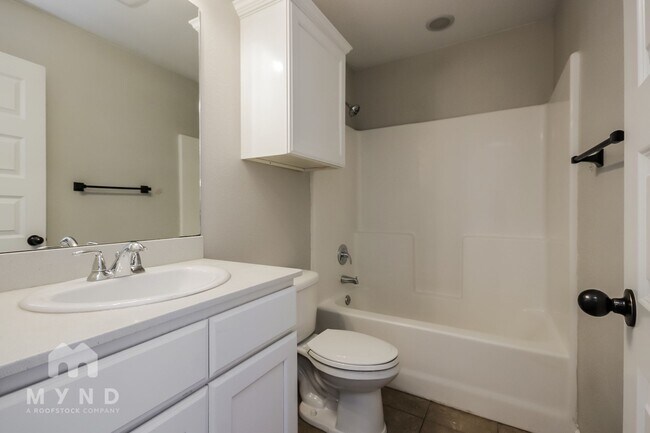 Building Photo - 430 Capri St