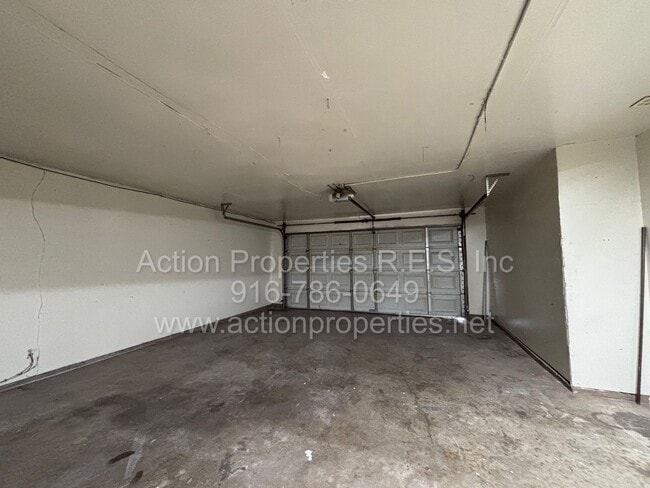 Building Photo - Updated 2 Bed, 2 Bath Duplex - 2 Car Garage - Two Large Patios - Close to Shopping, Restaurants, ...