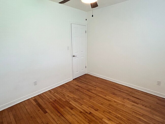Building Photo - 3 bedroom 1 bath home with a large yard an...